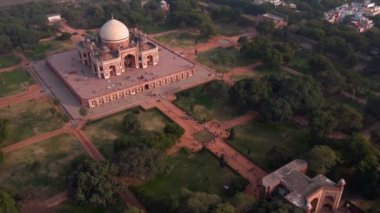 Humayun 'un Delhi, Hindistan' daki mezarı, 4k hava aracı görüntüsü.