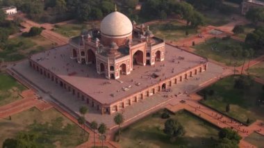Humayun 'un Delhi, Hindistan' daki mezarı, 4k hava aracı görüntüsü.