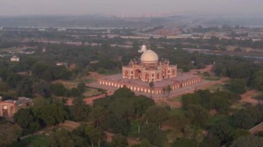 Humayun 'un Delhi, Hindistan' daki mezarı, 4k hava aracı görüntüsü.