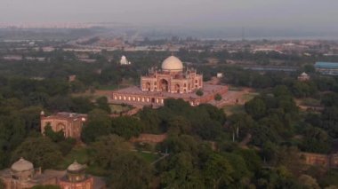 Humayun 'un Delhi, Hindistan' daki mezarı, 4k hava aracı görüntüsü.