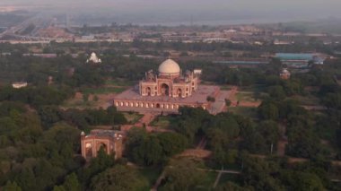 Humayun 'un Delhi, Hindistan' daki mezarı, 4k hava aracı görüntüsü.
