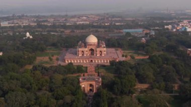 Humayun 'un Delhi, Hindistan' daki mezarı, 4k hava aracı görüntüsü.