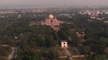 Humayun 'un Delhi, Hindistan' daki mezarı, 4k hava aracı görüntüsü.