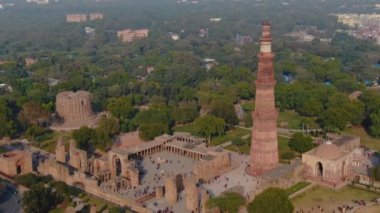 Kutup Minarı, Hindistan, Delhi, Hava 4k hava manzaralı