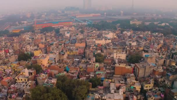 Inde, Delhi - 09 mars 2019 : Gare ferroviaire NDLS, Delhi, Inde, drone aérien 4k