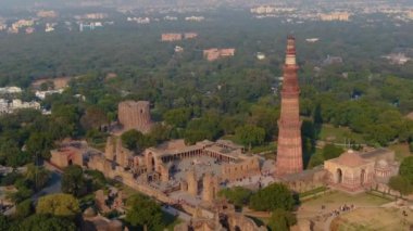 Kutup Minarı, Hindistan, Delhi, Hava 4k hava manzaralı