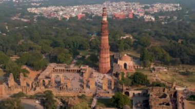 Kutup Minarı, Hindistan, Delhi, Hava 4k hava manzaralı