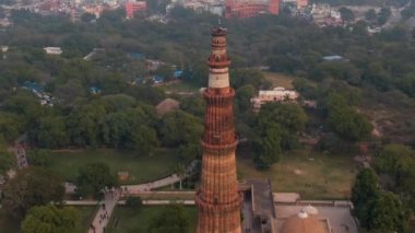 Kutup Minarı, Hindistan, Delhi, Hava 4k hava manzaralı