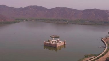 Jaipur 'daki Jal Mahal su sarayı, 4k hava manzaralı.