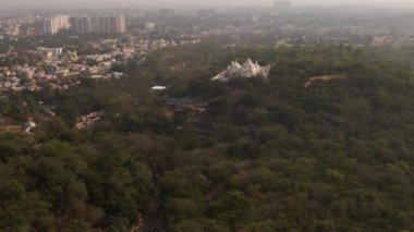 Vrindavan 'ın havadan görünüşü, 5000 tapınak şehri, Hindistan, 4k 