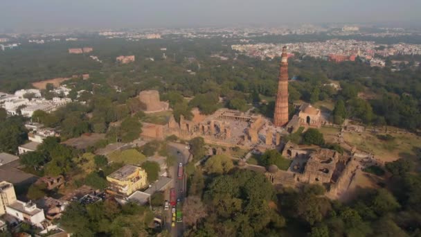 Qutb Minar Indien Delhi Flygfoto — Stockvideo