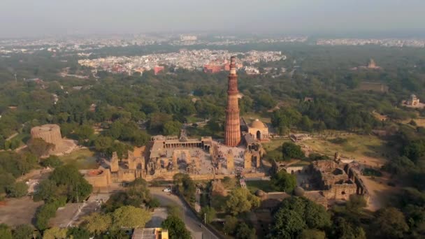 Qutb Minar India Delhi Aerial Légi Felvétel — Stock videók