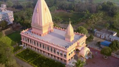 Vrindavan 'ın havadan görünüşü, 5000 tapınak şehri, Hindistan, 4k 