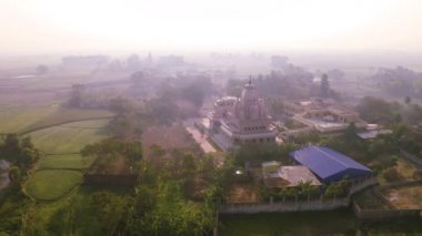 Vrindavan, 5000 tapınağın şehri. Hindistan, havadan 4K derecelendirilmemiş.