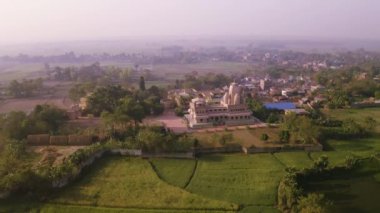 Vrindavan, 5000 tapınağın şehri. Hindistan, havadan 4K derecelendirilmemiş.