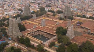 Vrindavan, 5000 tapınağın şehri. Hindistan, havadan 4K derecelendirilmemiş.