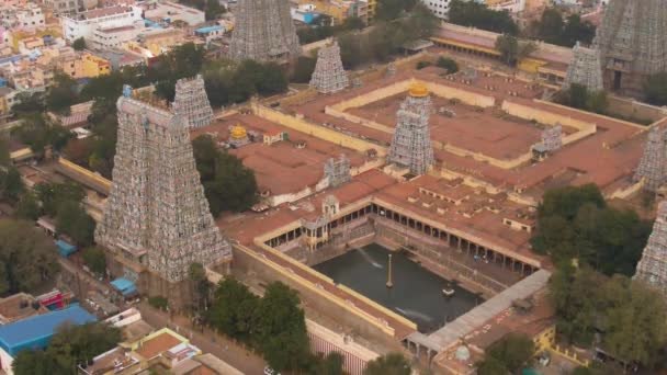 Temple sacré de l'Inde du Sud Gopuram à Srirangam Trichi, Inde, vue aérienne 4k 