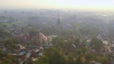 Vrindavan, 5000 tapınağın şehri. Hindistan, havadan 4K derecelendirilmemiş.