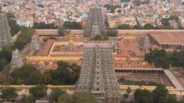 Güney Hindistan kutsal tapınağı Gopuram Srirangam Trichi, Hindistan, 4k hava manzaralı