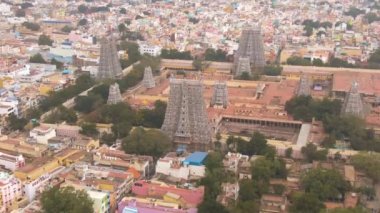 Güney Hindistan kutsal tapınağı Gopuram Srirangam Trichi, Hindistan, 4k hava manzaralı