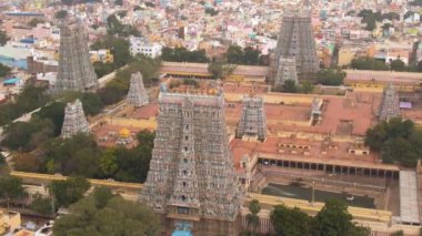 Güney Hindistan kutsal tapınağı Gopuram Srirangam Trichi, Hindistan, 4k hava manzaralı