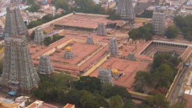 Güney Hindistan kutsal tapınağı Gopuram Srirangam Trichi, Hindistan, 4k hava manzaralı