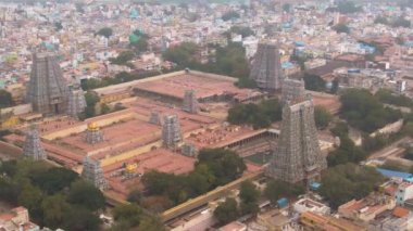 Güney Hindistan kutsal tapınağı Gopuram Srirangam Trichi, Hindistan, 4k hava manzaralı