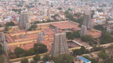 Güney Hindistan kutsal tapınağı Gopuram Srirangam Trichi, Hindistan, 4k hava manzaralı