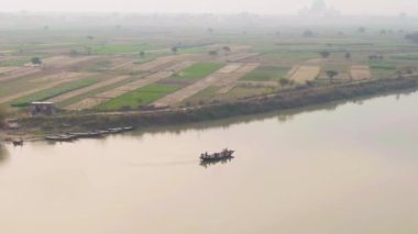 Vrindavan, Hindistan - 02 Mart 2019: Ganga nehri üzerinde insanlar, 4k hava aracı