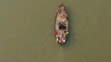 Vrindavan, Hindistan - 02 Mart 2019: Ganga nehri üzerinde insanlar, 4k hava aracı