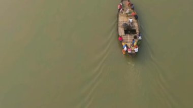 Vrindavan, Hindistan - 02 Mart 2019: Ganga nehri üzerinde insanlar, 4k hava aracı