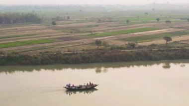 Mayapur, Hindistan - 19 Mart 2019: Hare Krishna seyyahları nehir kıyısındaki bir teknede geçit töreni