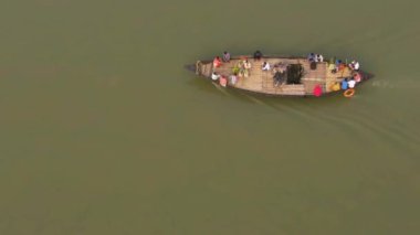 Mayapur, Hindistan - 19 Mart 2019: Hare Krishna seyyahları nehir kıyısındaki bir teknede geçit töreni