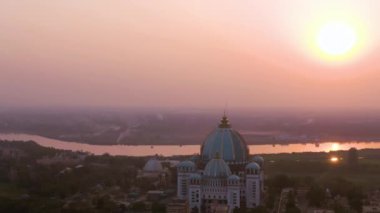 Mayapur, Hindistan - 4 Nisan 2019: Nabadwip mandala parikrama festivali sırasında TOVP tapınağı, 4k drone görüntüleri
