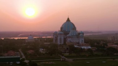 Mayapur, Hindistan - 4 Nisan 2019: Nabadwip mandala parikrama festivali sırasında TOVP tapınağı, 4k drone görüntüleri