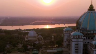 Mayapur, Hindistan - 4 Nisan 2019: Nabadwip mandala parikrama festivali sırasında TOVP tapınağı, 4k drone görüntüleri