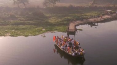 Mayapur, Hindistan - 19 Mart 2019: Hare Krishna seyyahları nehir kıyısındaki bir teknede geçit töreni