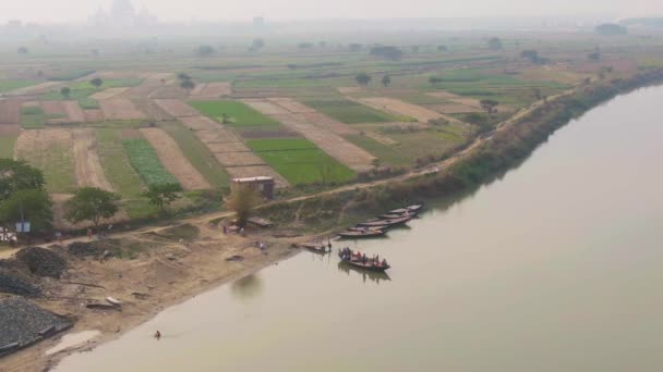 Vrindavan India March 2019 Άνθρωποι Στον Ποταμό Ganga Εναέρια Drone — Αρχείο Βίντεο