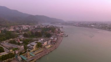 Hindistan, Devpray 'ın nehir ve mimarisinin havadan görünüşü, 4k hava aracı.