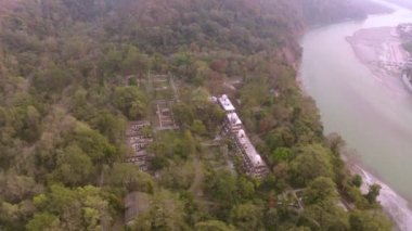 Hindistan, Devpray 'ın nehir ve mimarisinin havadan görünüşü, 4k hava aracı.