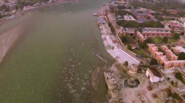 Hindistan, Devpray 'ın nehir ve mimarisinin havadan görünüşü, 4k hava aracı.