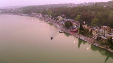 Hindistan, Devpray 'ın nehir ve mimarisinin havadan görünüşü, 4k hava aracı.