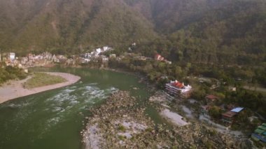 Hindistan, Devpray 'ın nehir ve mimarisinin havadan görünüşü, 4k hava aracı.