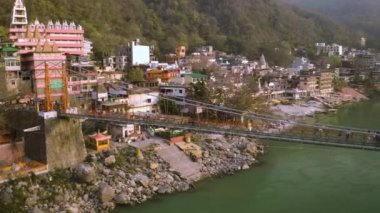 Hindistan, Devpray 'ın nehir ve mimarisinin havadan görünüşü, 4k hava aracı.