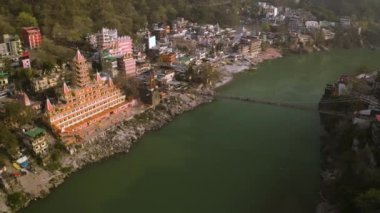 Hindistan, Devpray 'ın nehir ve mimarisinin havadan görünüşü, 4k hava aracı.