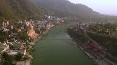 Hindistan, Devpray 'ın nehir ve mimarisinin havadan görünüşü, 4k hava aracı.