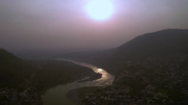Hindistan, Devpray 'ın nehir ve mimarisinin havadan görünüşü, 4k hava aracı.