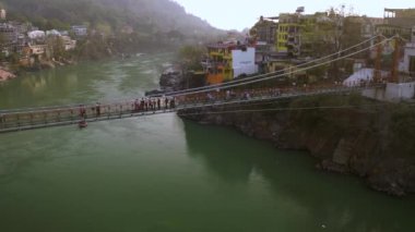 Hindistan, Devpray 'ın nehir ve mimarisinin havadan görünüşü, 4k hava aracı.
