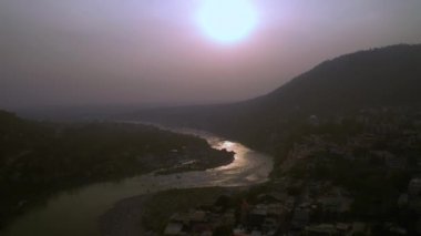 Hindistan, Devpray 'ın nehir ve mimarisinin havadan görünüşü, 4k hava aracı.
