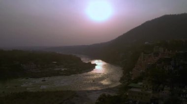 Hindistan, Devpray 'ın nehir ve mimarisinin havadan görünüşü, 4k hava aracı.